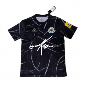 Newcastle x Kidd Keo colaboración camiseta